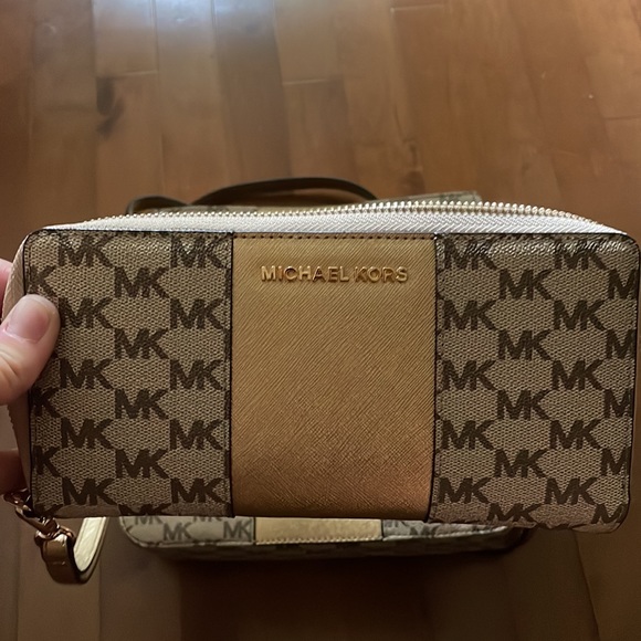 Michaels Kors cross body with wallet - Picture 3 of 4